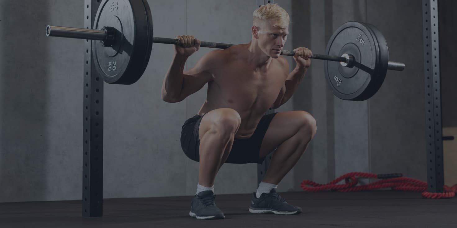 Personne qui fait un back squat