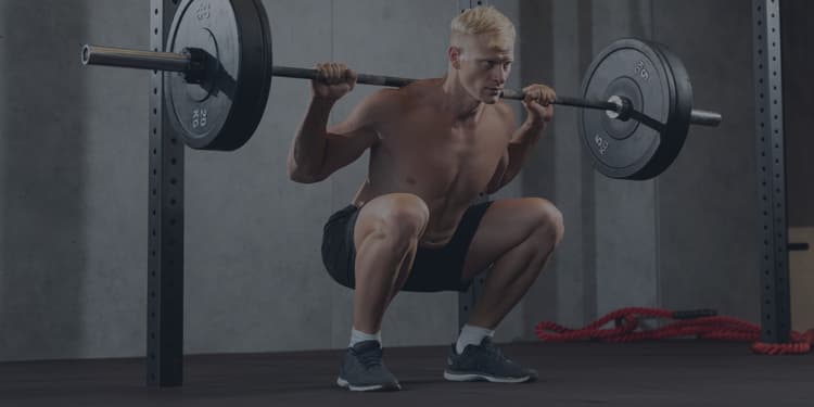 Personne qui fait un back squat