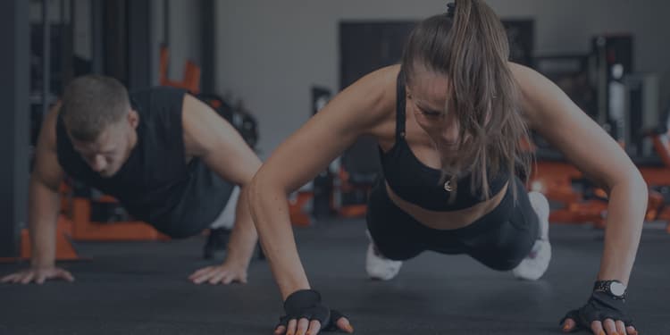Personnes qui font un circuit training
