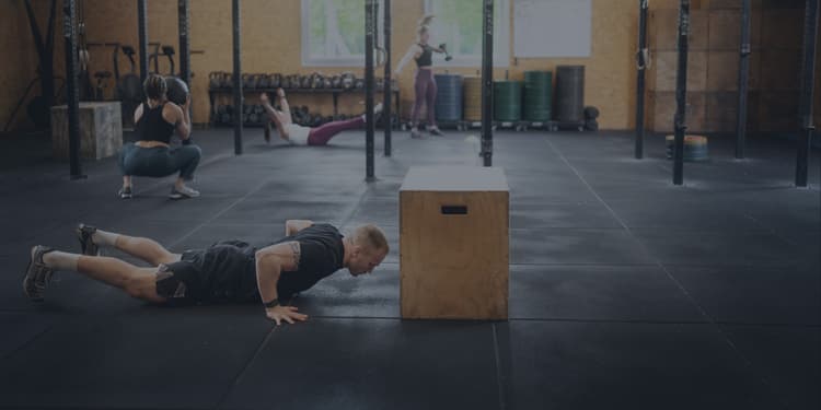 Personnes qui font un WOD Crossfit