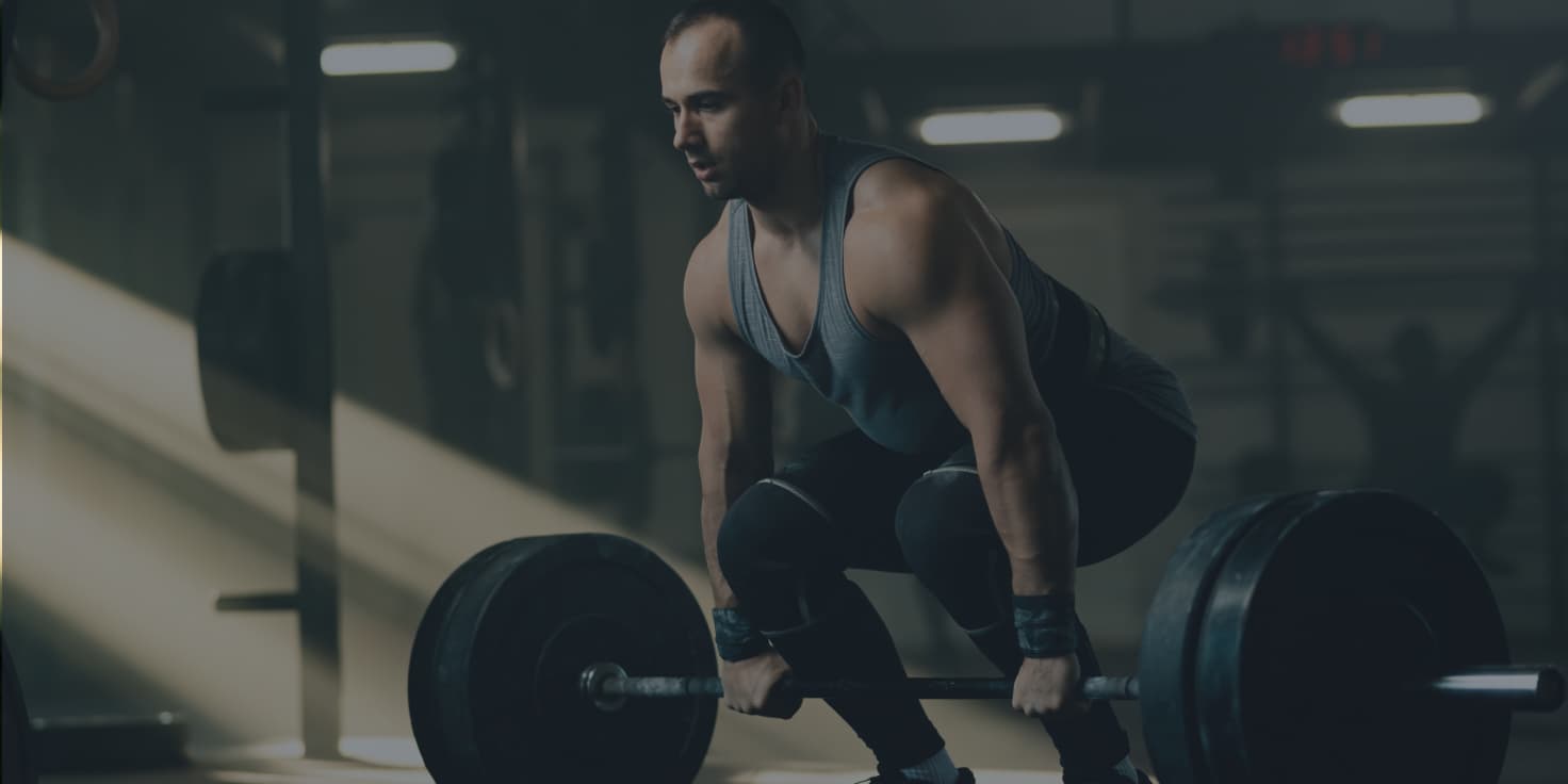 Personne qui fait un deadlift