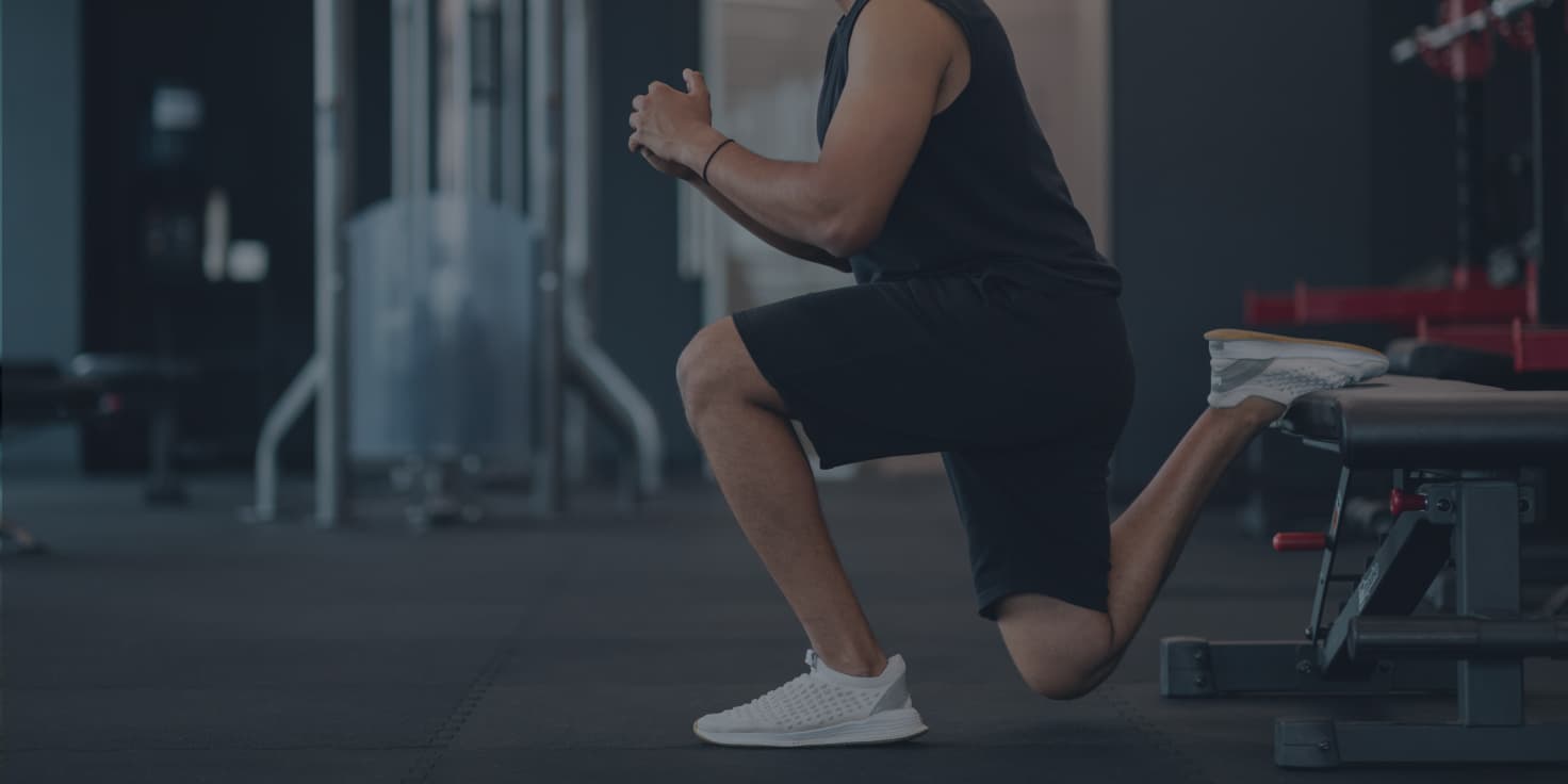 Personne qui fait une fente bulgare