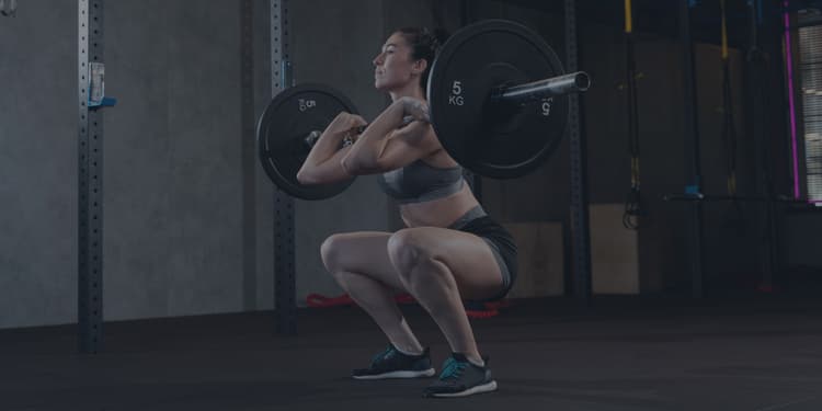 Personne qui fait un front squat