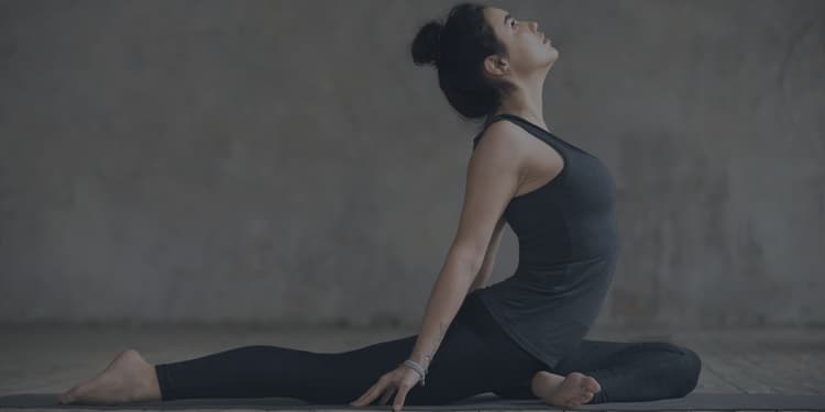 Femme qui fait du hatha yoga
