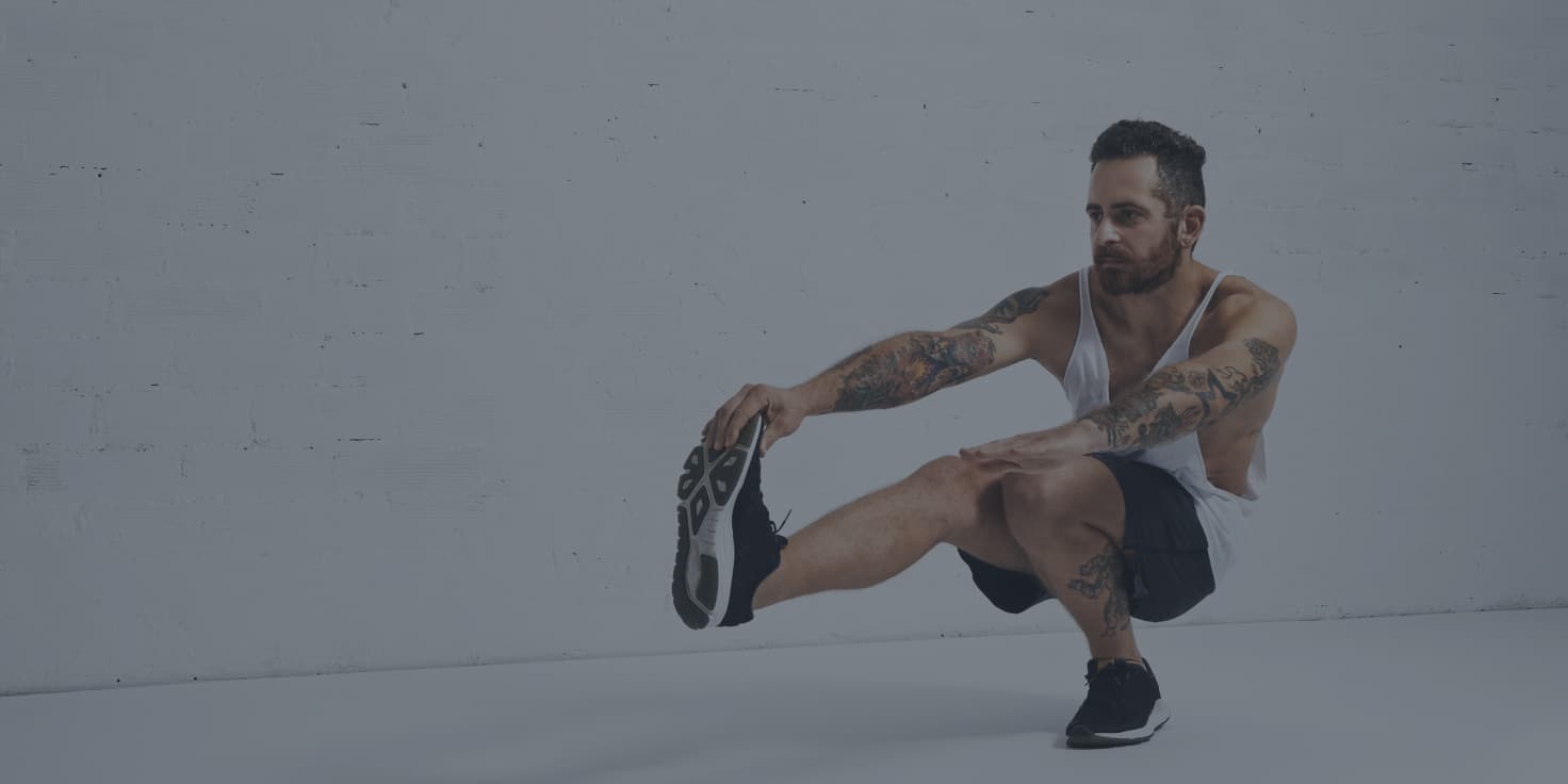 Personne qui fait un pistol squat