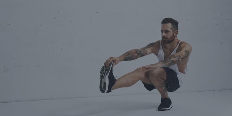 Personne qui fait un pistol squat