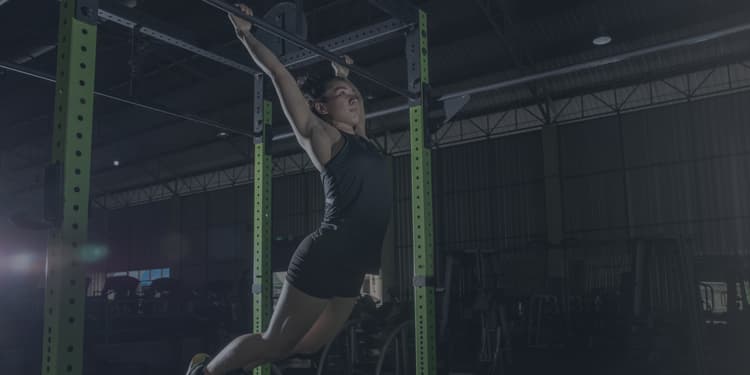 Personne qui effectue un pull up