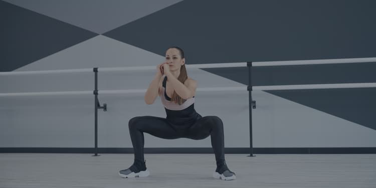 Personne qui fait un squat sumo