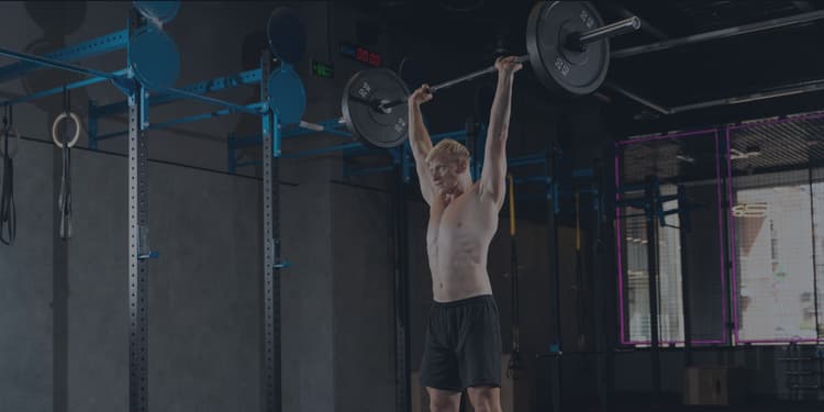 Personne qui effectue un thruster crossfit