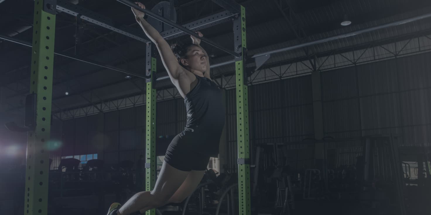 Personne qui effectue un pull up